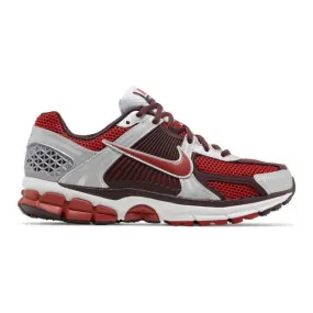 Nike Women's Air Zoom Vomero 5 (Mystic Red/ Metallic Pla...