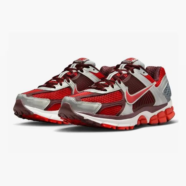 Nike Women's Air Zoom Vomero 5 (Mystic Red/ Metallic Pla...